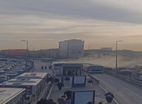 Faciadan dönüldü! Kağıthane'de metrobüs yangını paniğe neden oldu