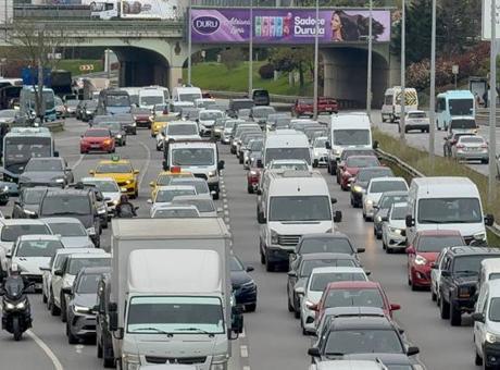 Haftanın ilk gününde İstanbul’da trafik kilitlendi! Yoğunluk yüzde 80’e dayandı