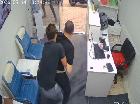 Hatay’da döviz bürosunda ölümle burun buruna geldi! Kurşunlardan saniyelerle kurtuluş kamerada