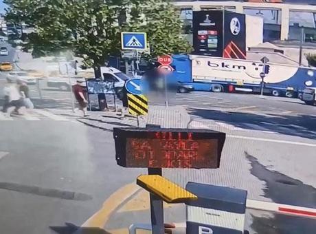 İstanbul’da görevi başındaki kadın polise minibüs çarptı! Kaza anı kamerada