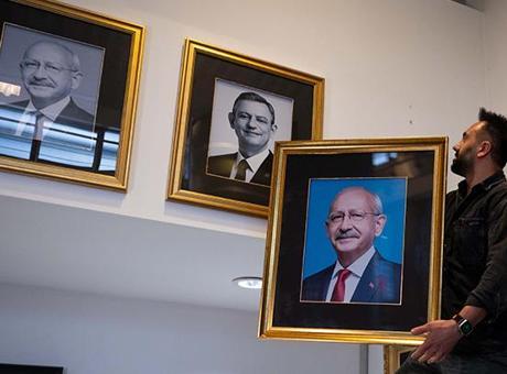 Kemal Kılıçdaroğlu'nun fotoğrafı CHP Genel Merkezi'ne yeniden asıldı