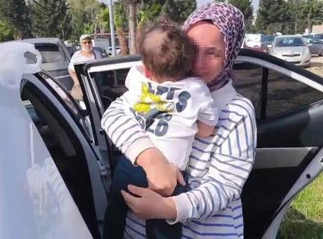 Kilitli otomobilde mahsur kalan 1,5 yaşındaki bebeğe itfaiye yetişti! Annenin gözyaşları kamerada