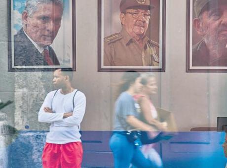 Küba’nın hareket alanı daralıyor