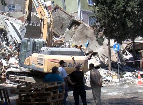 Küçükçekmece'de korku dolu anlar! Yıkımı yapılan bina çöktü
