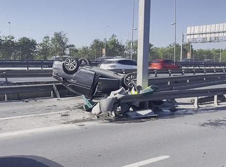 Küçükçekmece'de otomobil bariyerlere çarparak takla attı