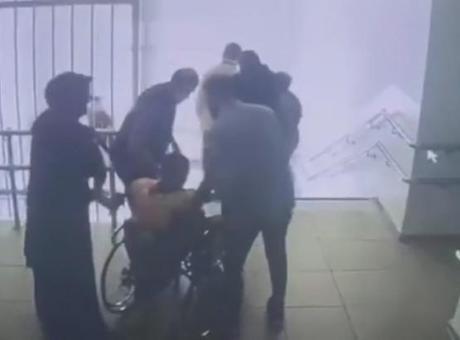 Malatya’daki depremde yürekleri ısıtan anlar! Görme engelli öğrenciyi kucaklarında taşıdılar