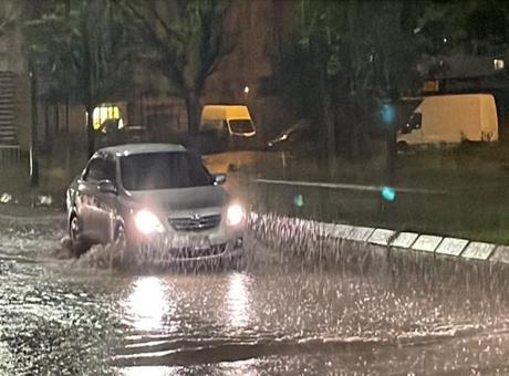 Meteoroloji uyarmıştı! Kayseri'de sağanak yağış! Yollar göle döndü
