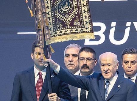 MHP Lideri Bahçeli “Türk Gençliği Büyük Kurultayı”na katıldı: ‘Korkmayacak, kaçmayacak, savrulmayacaksınız’