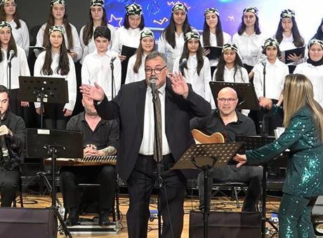 Okul müdürünün söylediği şarkıyı milyonlar izledi! Profesyonel kaydı da ortaya çıktı