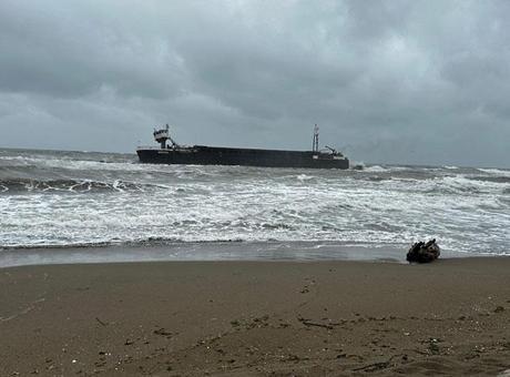 Sakarya'da kargo gemisi karaya oturdu! 8 mürettebat için kurtarma çalışmaları başlatıldı