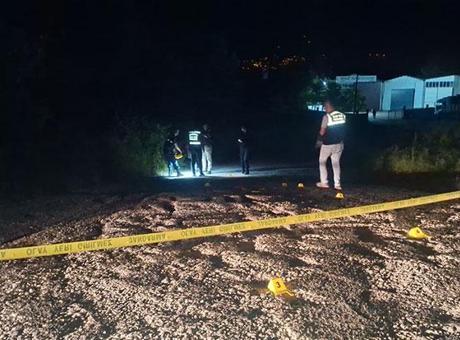 Sakarya'da sokak ortasında silahlı çatışma! Kurşunlar havada uçuştu, bölgeye ekipler yağdı: Çok Sayıda yaralı var