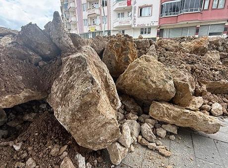 Son dakika: Bir kent sele hazırlanıyor: Dev kayalarla 9 kilometrelik set çekildi, 15 bin kişi tahliye edildi