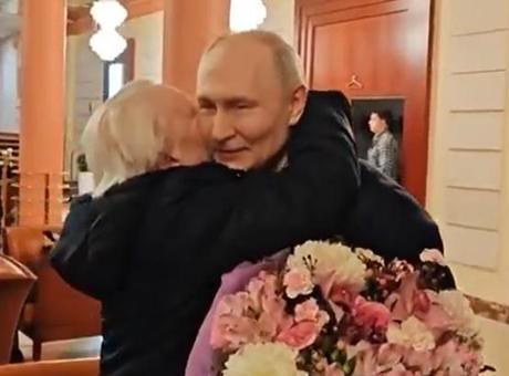 SON DAKİKA HABERLER: Rusya Devlet Başkanı Putin'den dikkat çeken jest! Yıllar sonra buluştular, çarpıcı anlar