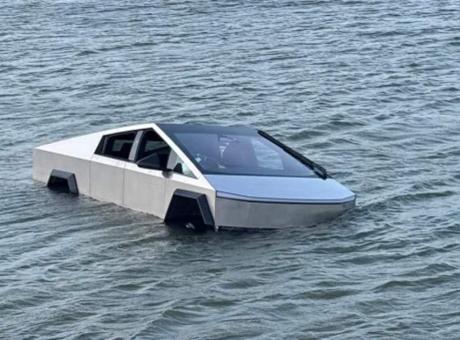 SON DAKİKA HABERLER: 'Suda gidiyor' denen araç saniyeler içinde battı! Tesla'nın özelliği çalışmadı, sürücü gözaltına alındı