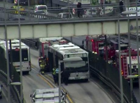 Son dakika... İstanbul'da metrobüs yangını! Seferlerde aksama meydana geldi