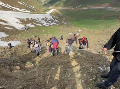 Yer: Yüksekova! 100 metrelik uçurumda can pazarı: Ölü ve yaralılar var