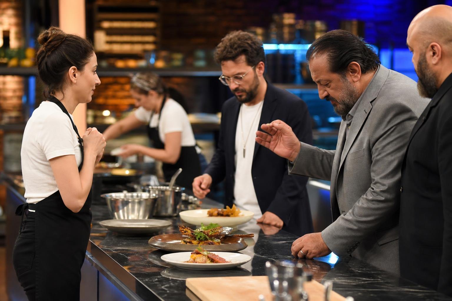 MasterChef tarzı bir yarışma mutfağında ana kadro değerlendirme anı